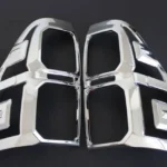 Imagen frontal de biseles cromados traseros para toyota hilux revo compatible con modelos 2016 al 2022