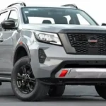 Defensa para camioneta Nissan Navara (2021 - 2024) instalado en camioneta gris oscuro