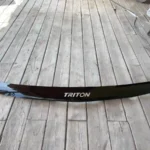 Deflector de capot para mitsubishi l200 en color negro del 2006 al 2015 imagen real del producto en piso de madera de frente a la cámara