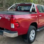 Lona marítima para Toyota Hilux Revo en camioneta roja