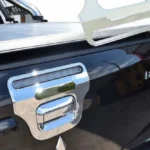 Una camioneta negra con una manilla de portalon trasero cromado para mitsubishi l200 compatible con modelos del 2016 al 2019
