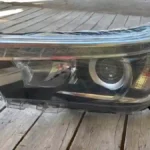 Acercamiento a un par de focos led para toyota hilux del 2016 al 2021