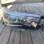 Vista lateral de un par de focos led para toyota hilux del 2016 al 2021