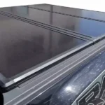 Tapa Rígida Plegable de camioneta Ford F-150 sobre una camioneta negra, vista lateral