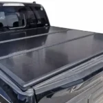 Tapa Rígida Plegable de camioneta Ford F-150 sobre una camioneta negra, vista trasera